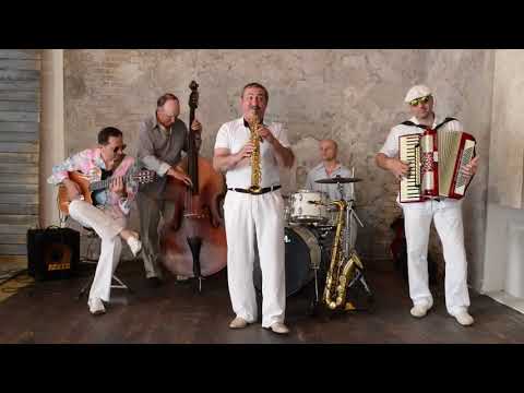 Видео: «А снег идет» - Виталий Филимонов - гитара, Роман Аведян - саксофон, Александр Коровкин - аккордеон.