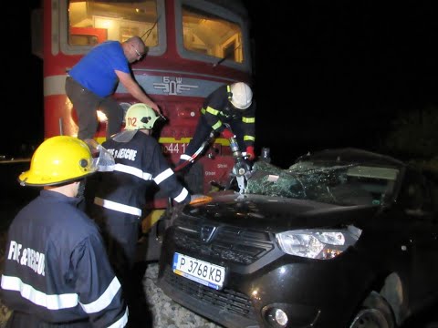 Видео: На жп прелез: Кола бе затисната от влака Горна Оряховица-Русе