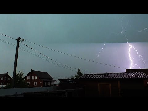 Видео: ЭЛЕКТРОАКТИВНАЯ ГРОЗА⚡ | молнии, мощный ливень и град, порывы ветра от 6-13 м/с |, 14.07.2022