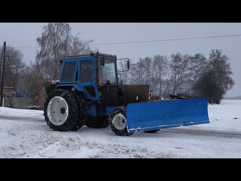 Видео: Чистим снег сами | Самодельным отвалом по селу | Трактор МТЗ 80 Беларус