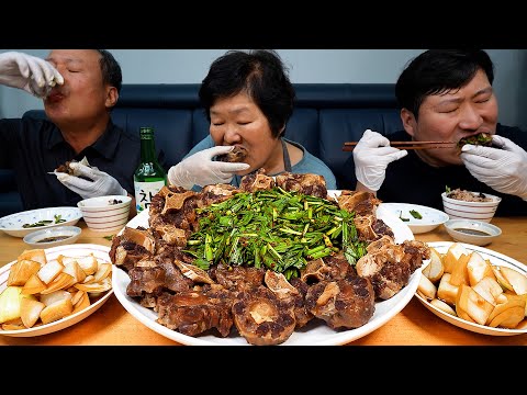 Видео: Тушеный бычий хвост мягче тушеных коротких ребрышек - кулинарное шоу Мукбанг