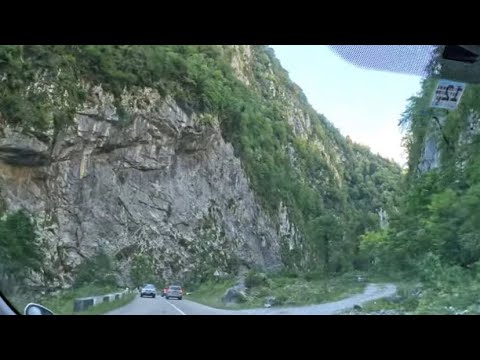 Видео: ГОРНАЯ ДОРОГА   ПО УЩЕЛЬЮ. АБХАЗИЯ