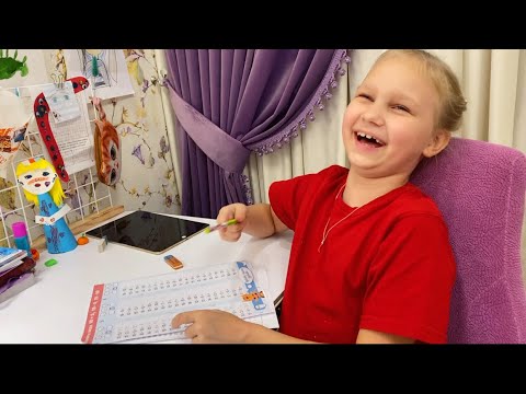 Видео: Алиса СМЕЁТСЯ и ДЕЛАЕТ УРОКИ ! Домашнее задание для ПЕРВОКЛАССНИКОВ ! Алиса БЫСТРО решает примеры