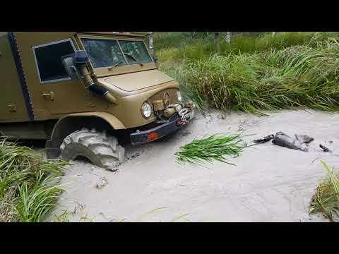 Видео: Мерседес унимог в грязи