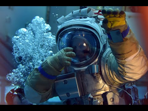 Видео: Рабочий день в гидроневесомости. Тренировка космонавтов Олега Артемьева и Анны Кикиной
