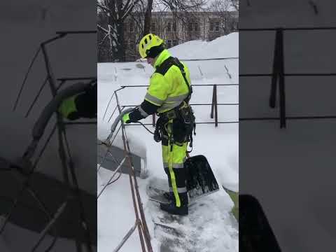 Видео: Промышленные Альпинисты Чистка фальц кровлю от снега и наледи