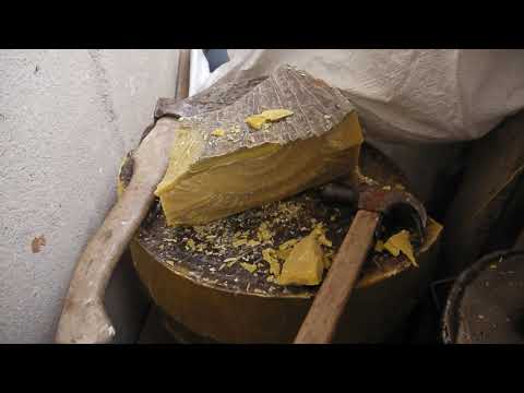 Видео: 100 кг вощины на кухне. Как сделать гладкие листы. Часть 1