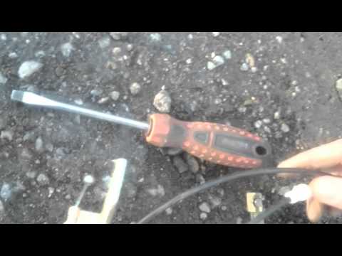 Видео: Замена тросика крышки багажника и люка бензобака на альмере класссик