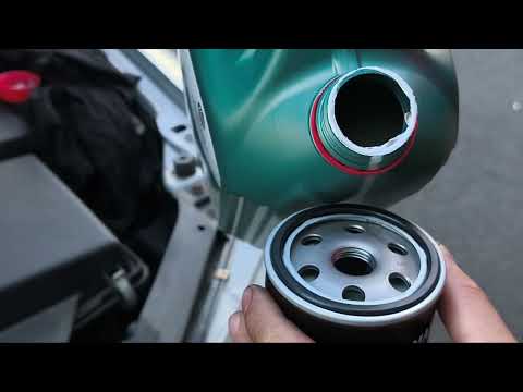 Видео: Замена масла Mazda 6. 2.0 литра бензин 2006 года.
