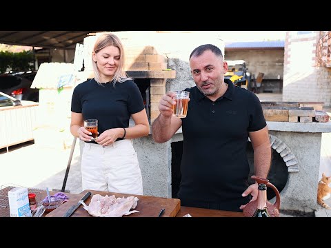 Видео: Жарим курицу с перепелами в деревенской печи.