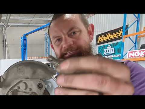 Видео: Как заменить задние тормозные колодки и роторы Land Cruiser 79 серии