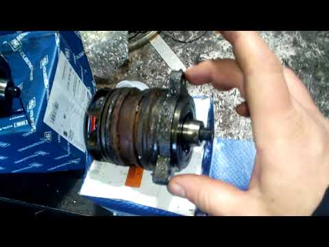 Видео: Транспортер Т5. Сьемник помпы. Замена помпы.