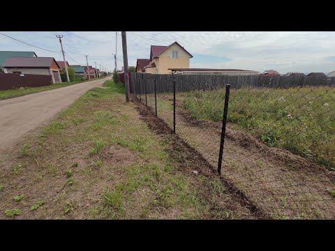 Видео: Простой забор из сетки рабица