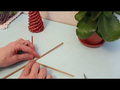 Видео: Спиральное плетение из бумажных трубочек. Сувенирная ёлочка.