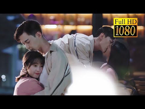 Видео: Они сладко поцеловались под Новый год и влюбились еще сильнее.