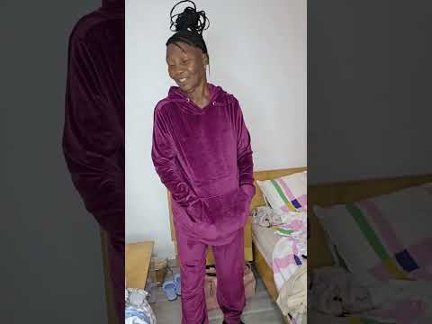 Видео: Бабушка, проверь, что я ей купила из одежды, подойдет ли она ей идеально.