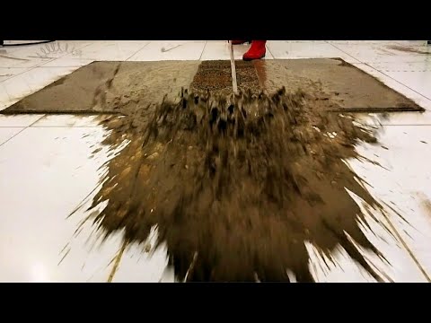 Видео: Невероятная чистка грязного ковра, удовлетворяющая ASMR