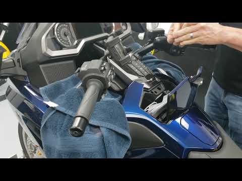 Видео: Как установить предохранительный штифт рулевого управления Traxxion Dynamics на Honda Goldwing 20...