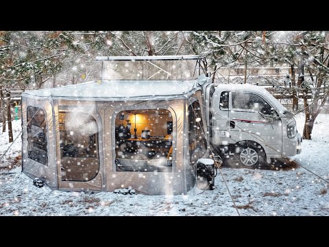Видео: Зимний снежный кемпинг с милым щенком в кемпинговом боксе [мини-кемпер на грузовике]
