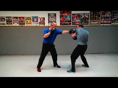 Видео: Наработка комбинаций ударов по лапам в паре / Блок #101 // Урок бокса с Романом Даболиньшем