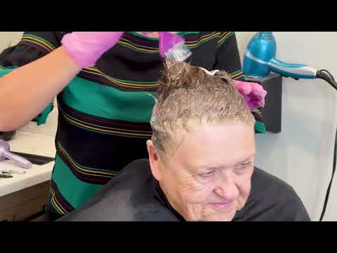 Видео: Это сочетание стрижки и цвета заставило Кэти выглядеть на 10 лет моложе!