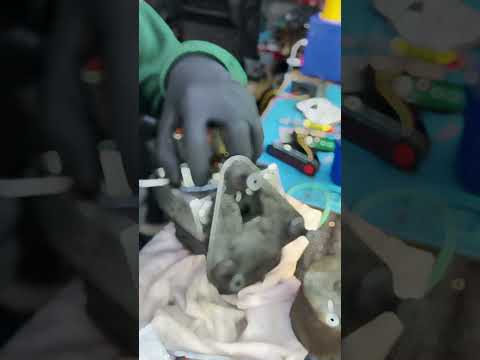 Видео: Замена щеток блока ABS Mersedes