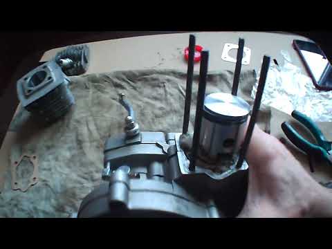 Видео: Веломопед F-50 Замена ЦПГ (#3 Установка поршня и цилиндра)