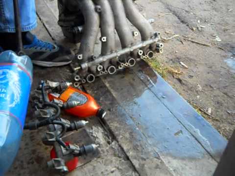 Видео: Мицубиси каризма чистка форсунок (бокс99)