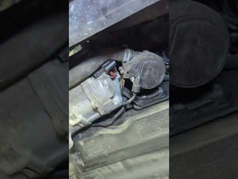 Видео: Як зняти генератор на автомобілі Фольксваген пассат Б8