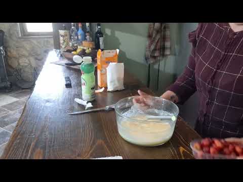 Видео: Земляничный  заливной пирог. Семейный ужин.