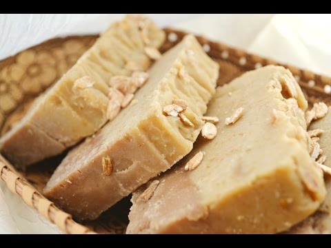 Видео: Как сварить мыло с нуля (со щелочью). Мед, молоко и овсянка - варю первый раз!