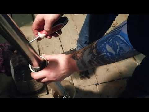 Видео: Замена сальников вилки  Honda Steed