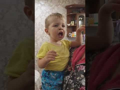 Видео: Малыш чихает