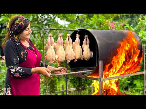 Видео: Бабушка Кладет Целую Курицу в Бочку - То, Что Происходит Дальше, Просто Нереально!