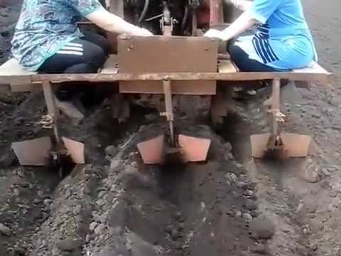 Видео: Посадка картошки самодельной двухрядной сажалкой