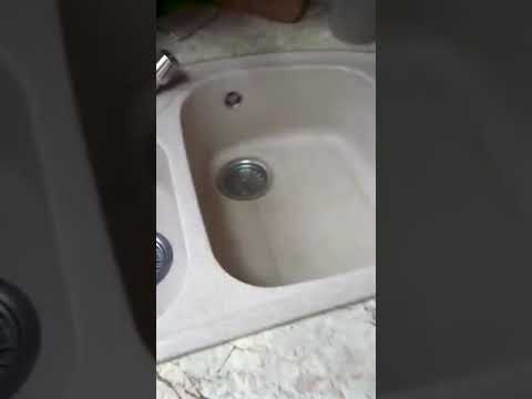 Видео: Как заклеить трещину на кухонной мойке из искусственного камня.
