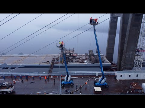 Видео: Запорожский мост. Забетонирована последняя захватка на штанах. Работа бригады электриков на высоте