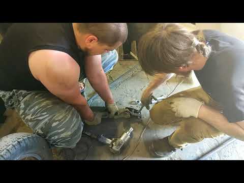 Видео: В Garage: Ремонт передней подвески лада гранта