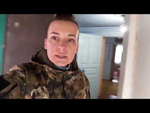 Видео: Копаю в подвале старого дома!! Ящик старины и час ужаса в компании с пауками!