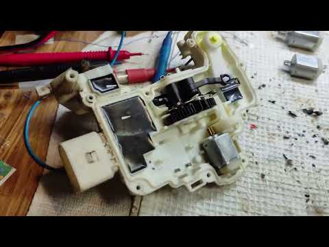 Видео: Ремонт дверного замка автомобиля. Замена моторчика дверного замка