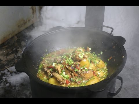 Видео: Простой рецепт. Тушеная курица с овощами в казане