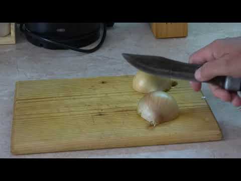 Видео: Одной правой.Чистим и режим лук./почистить/нарезать/одной рукой/.