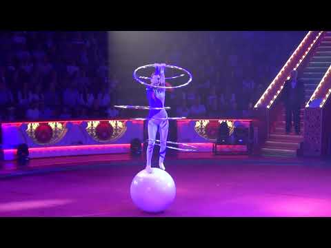 Видео: Эквилибристка на шаре с хула-хупами - Анастасия Русакова, молодежный цирк «Арт-Алле», г. Маркс