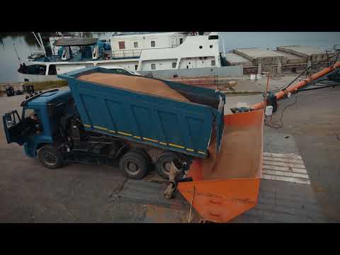 Видео: Перевалка зерна на корабль в Ульяновске