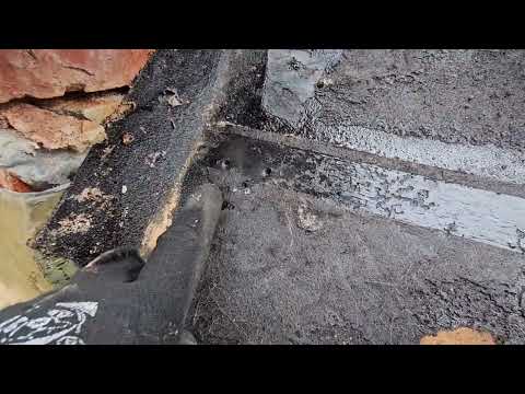 Видео: Течь воды вокруг дымохода