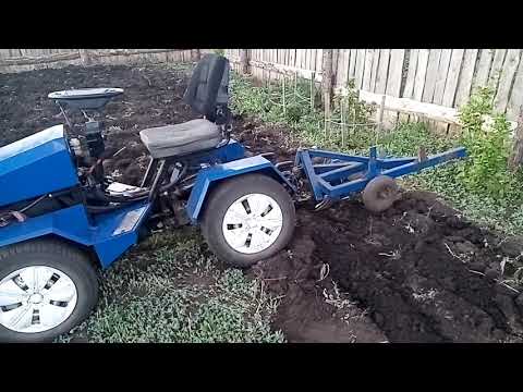 Видео: Вспашка огорода на самодельном мини тракторе
