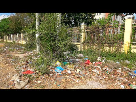Видео: Добровольцы убирают переносные мусорные площадки, расположенные на тротуарах, используя элементарные