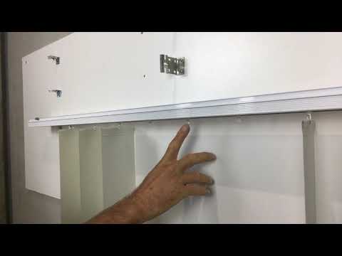 Видео: Как починить застрявшую ламель вертикальных жалюзи.