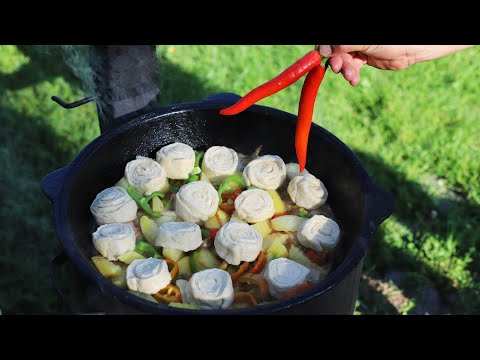 Видео: КУРИЦА С КАРТОШКОЙ ПО-ДАЧНОМУ В КАЗАНЕ НА КОСТРЕ.