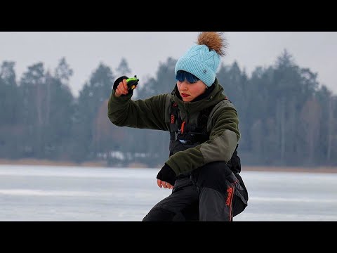 Видео: ЗИМОЙ на ВОДОХРАНИЛИЩЕ. Рыбалка с камерой СО ЛЬДА НА ПОПЛАВОК. #230